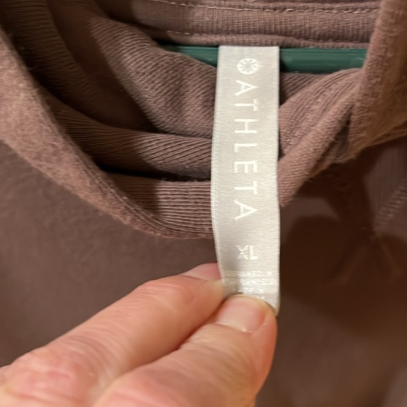 Athleta Hoodie XL
Great Condition 
Back V open - Picture 3 of 3